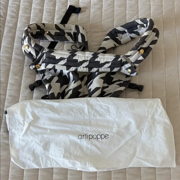 Artipoppe Zeitgeist Stylish Black and White Kids Carrier - Picture 3 of 4
